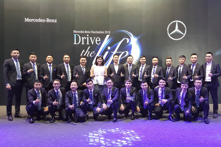 Đội ngũ nhân viên showroom Mercedes-Benz Vietnam Star quận Hoàn Kiếm được đào tạo bài bản, chuyên nghiệp